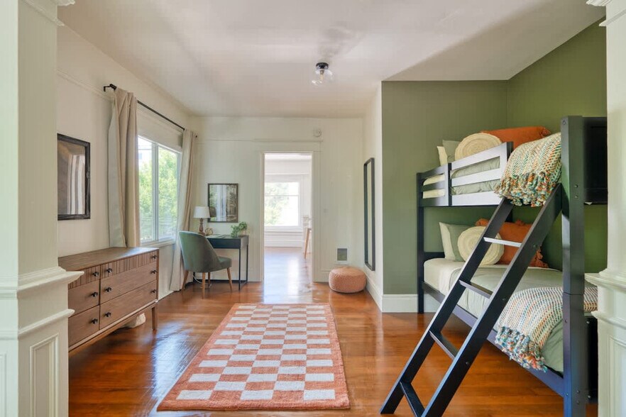 Building Photo - 1032 SE 12th Ave