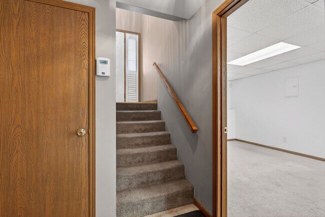 Building Photo - Charming 3 Bedroom with Garage!