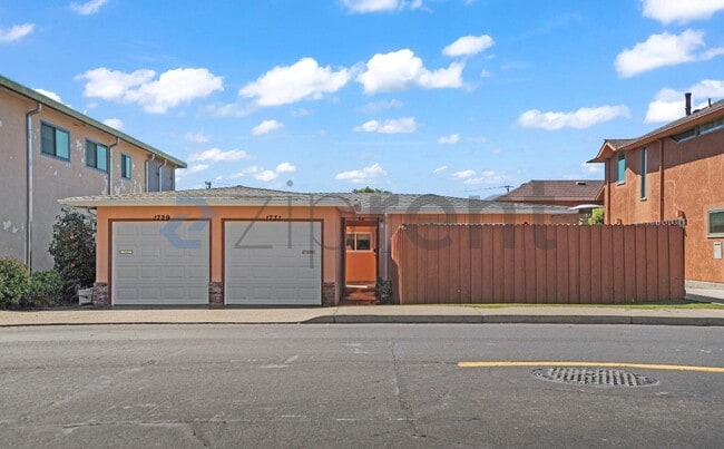 Building Photo - 1729 Elm St