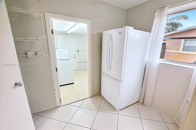 Building Photo - 5051 SW 93rd Ave