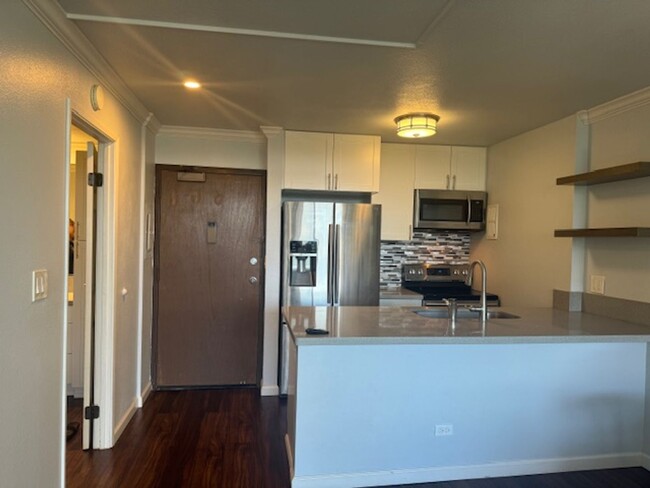 Building Photo - Highlander 1 Bedroom with Parking, Washer/...