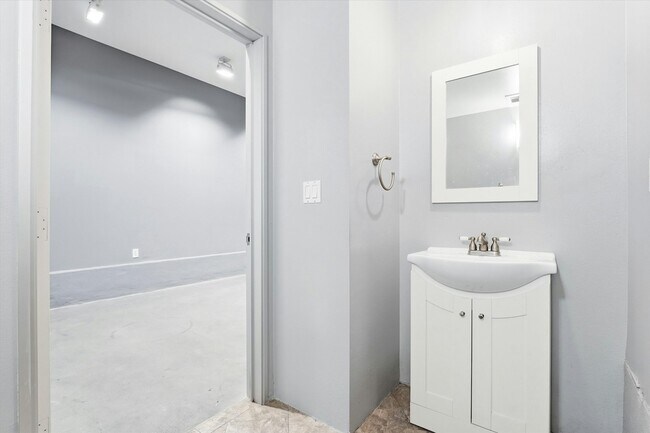 Building Photo - 911 E Santa Ana Blvd