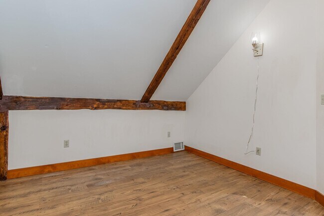 Building Photo - 294 Pleasant St