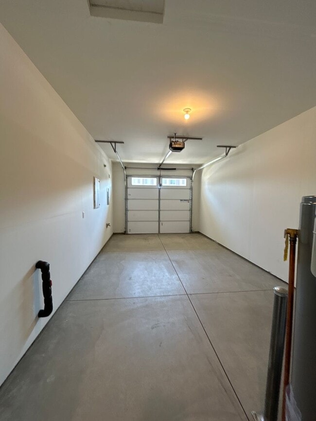 Building Photo - 2 Bedroom Duplex – Luderman Crossing - Bend