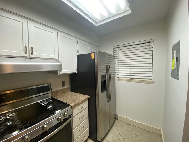 Building Photo - 1730 Beechwood Cir N