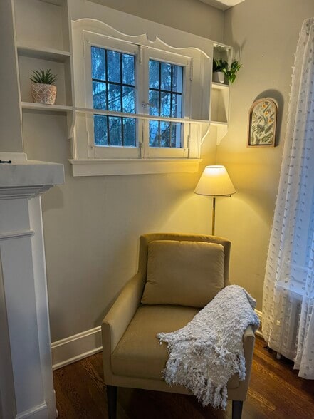 Cozy corner - 1132 Milford St