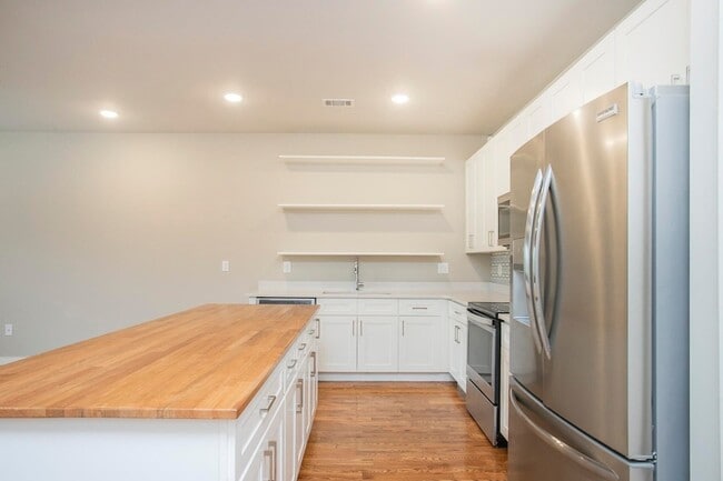 Building Photo - 3637 Hydes Ferry Rd