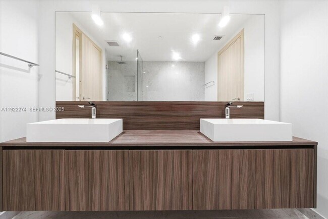 Building Photo - 1000 Brickell Plaza