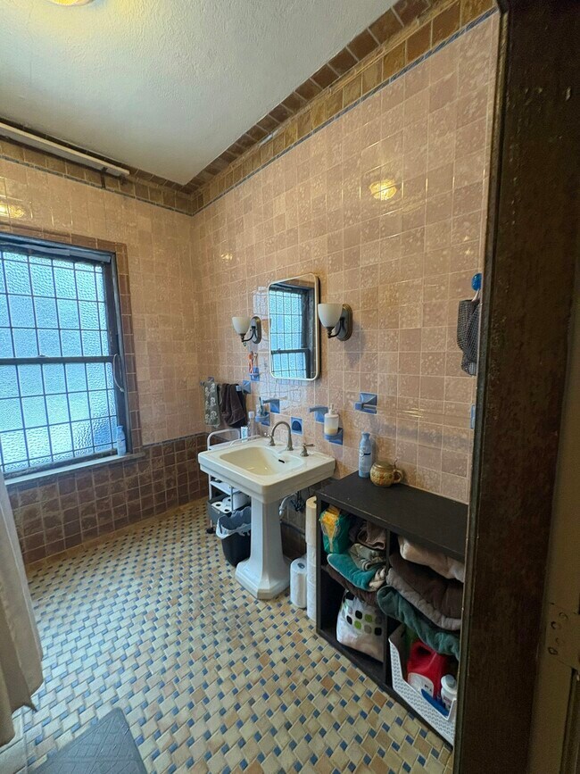 Building Photo - 509 Monroe Ave