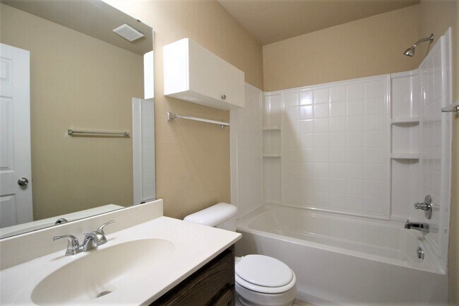 Building Photo - Wonderful 3 bed + office or 2nd living, 2 ...