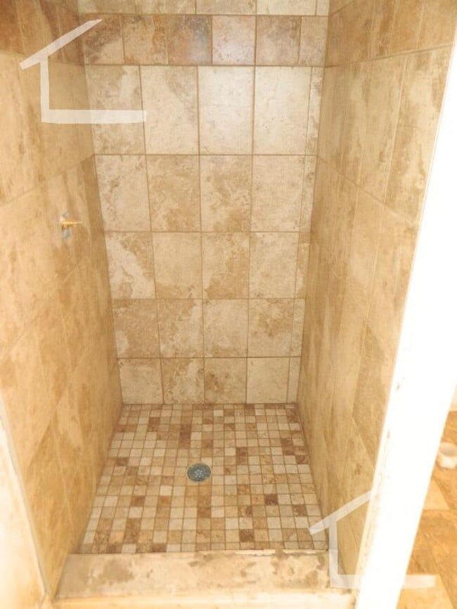 Building Photo - Must-see 5-bed,2-bath Apartment in Brighton