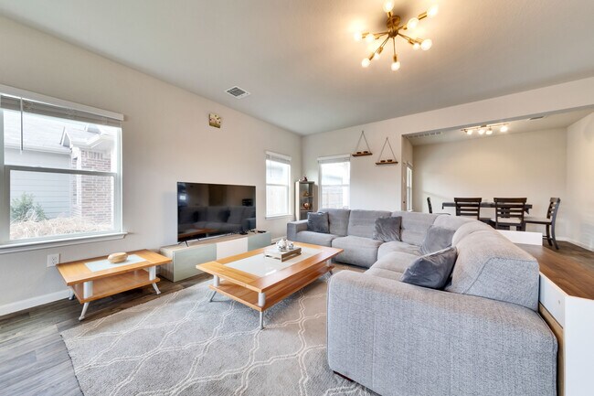 Building Photo - 3422 Couch Dr