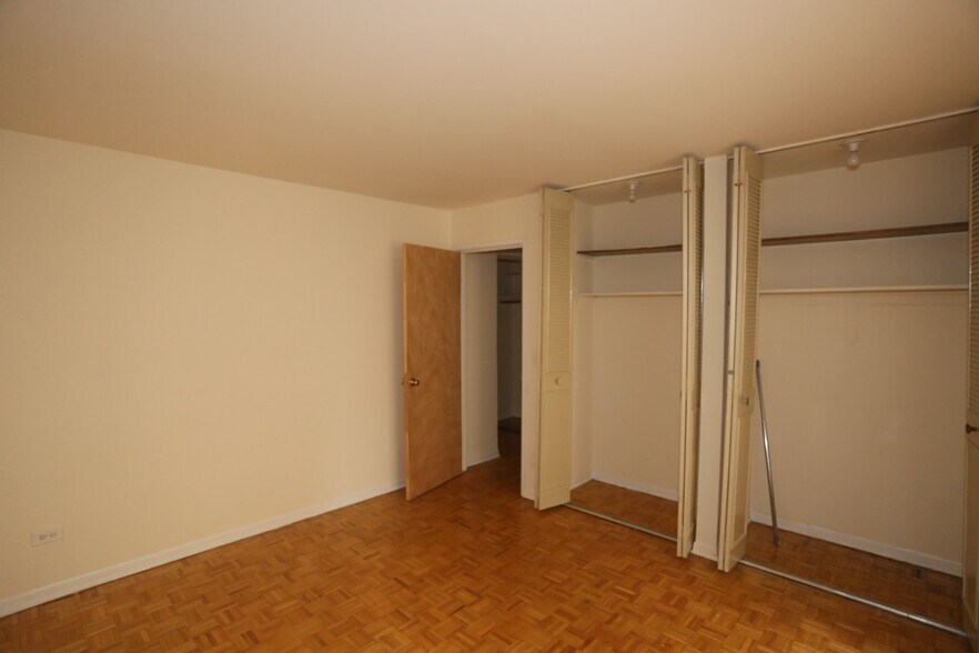 Building Photo - 513 W Briar Pl