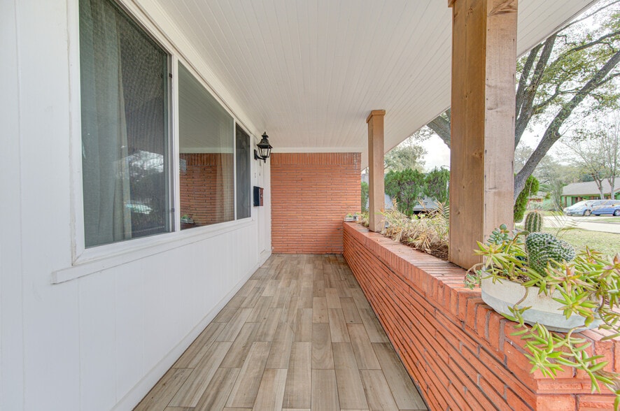 Primary Photo - 6026 Clarewood Dr