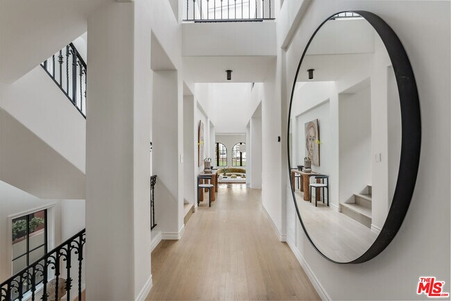 Building Photo - 5201 Vía Donte