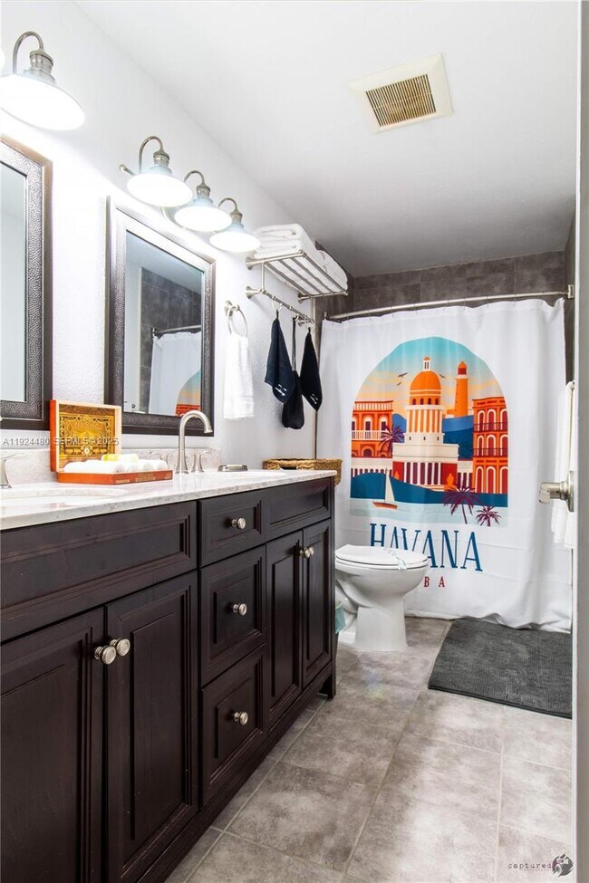 Building Photo - 985 SW 10th St