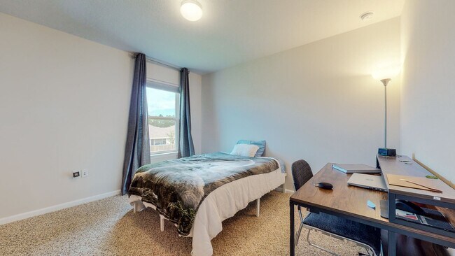 Building Photo - 5 Bedroom / 3 Bathroom Home  in Hammock Bay w/Fenced in Yard