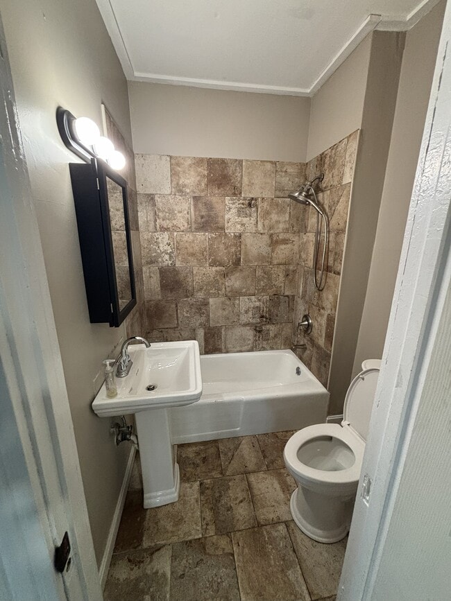 Building Photo - 154 Daly Ave