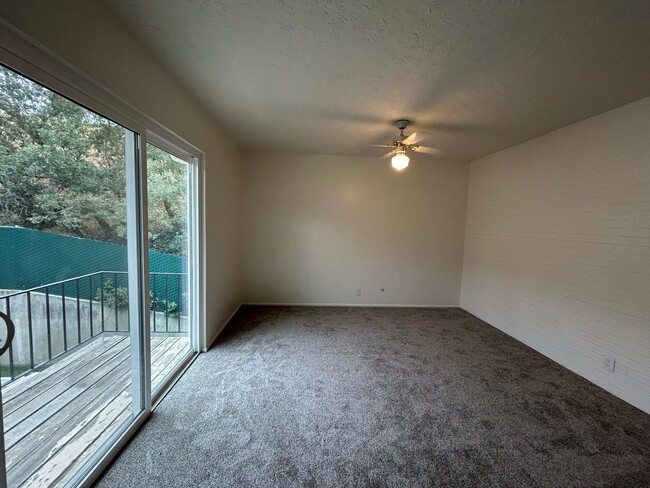 Building Photo - 4 Bedroom 3.5 Bathroom Townhome in Provo!