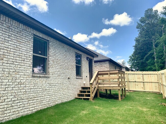 Building Photo - 312 Wolf Den Dr