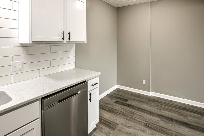 Building Photo - Fully renovated 2-bedroom apartment home available NOW!