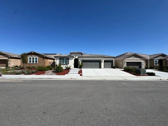 Building Photo - Beautiful Home awaits for you!