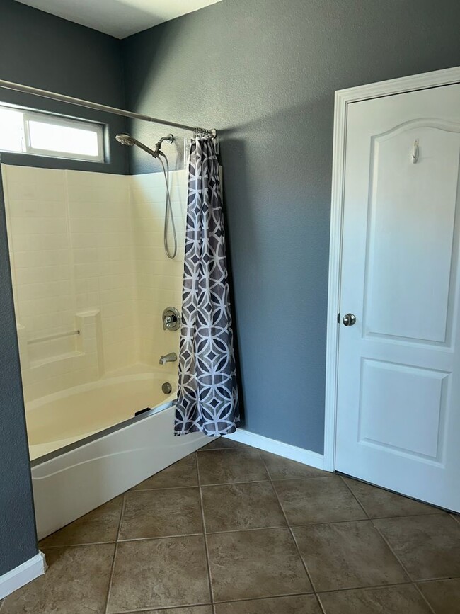 Building Photo - Newly Remodeled 3-Bed Home in Lathrop