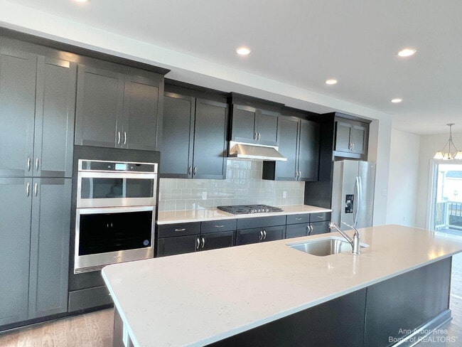 Building Photo - 2875 Rayfield Ave