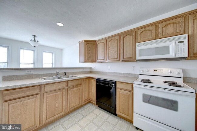 Building Photo - 689 E Walnut St