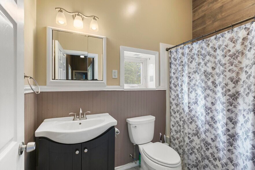 Building Photo - 5 Robinlea Cir