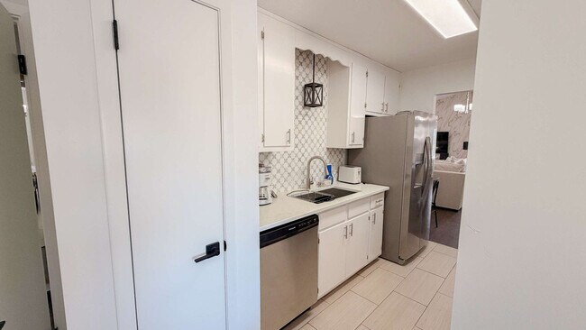 Building Photo - 300 W 23rd Pl