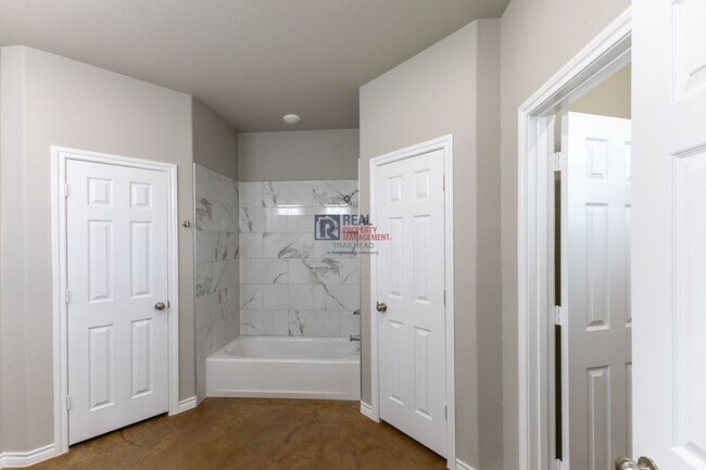 Building Photo - Stylish Glen Rose Home with Open Layout