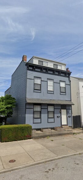 Building Photo - 319 W 10th St