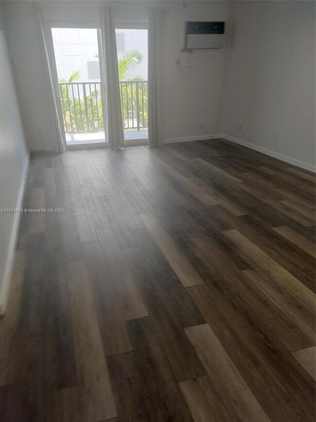 Building Photo - 3000 Riomar St