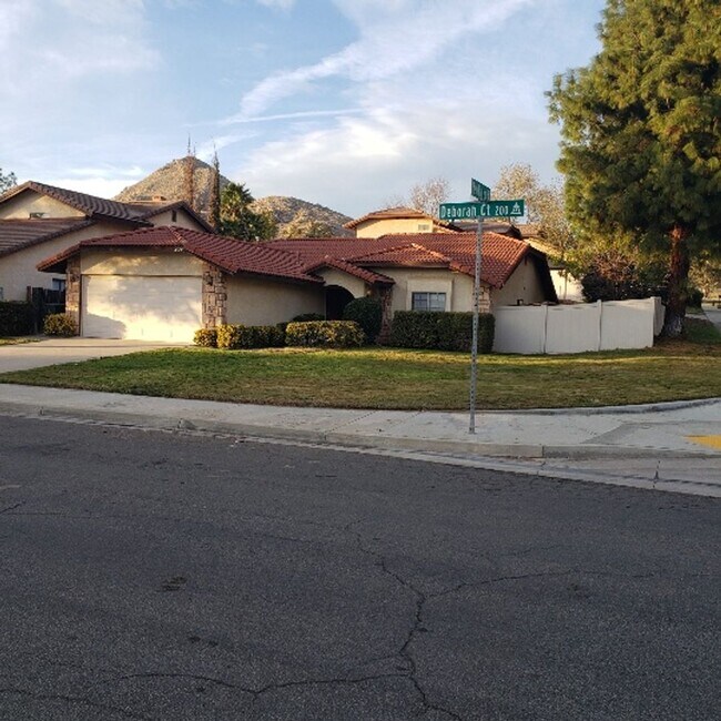 Building Photo - Riverside UCR 3 Bedroom, 2 Bathroom Home