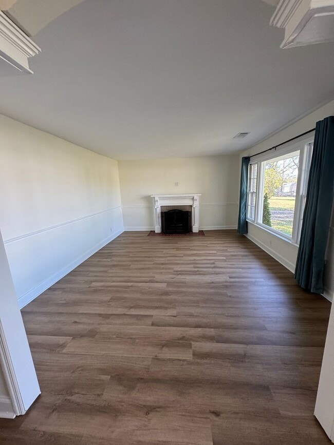 Building Photo - 3 Bed / 2 bath on 1.2 ACRES - 3 car garage...