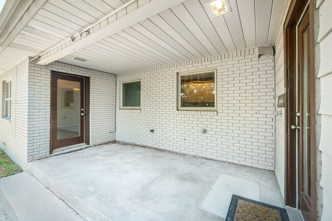 Building Photo - 3 Bedroom 2 Bath 2 Car Garage - Backs Up To A Nice Farm