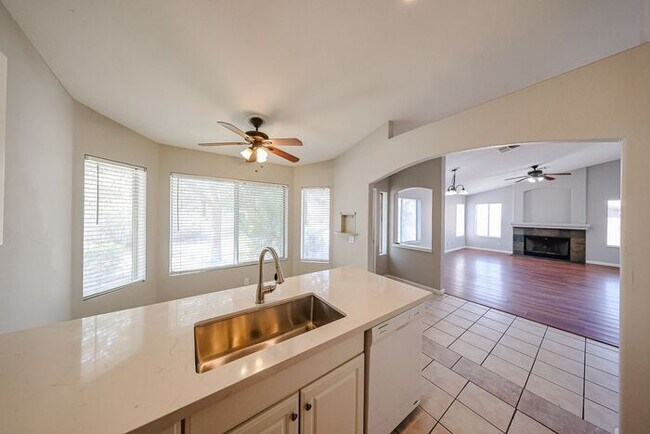 Building Photo - 3 Bed, 2 bath single level home in great C...