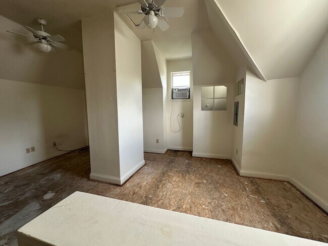Building Photo - North Campus OSU Single Family Home with 2...