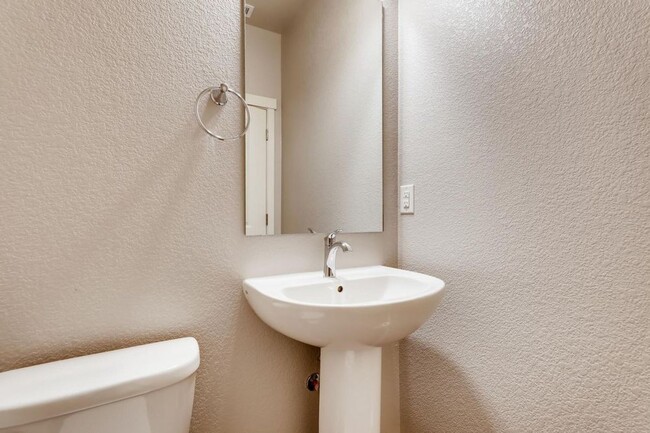 Building Photo - Stunning Modern 2 bedroom Townhome!!!