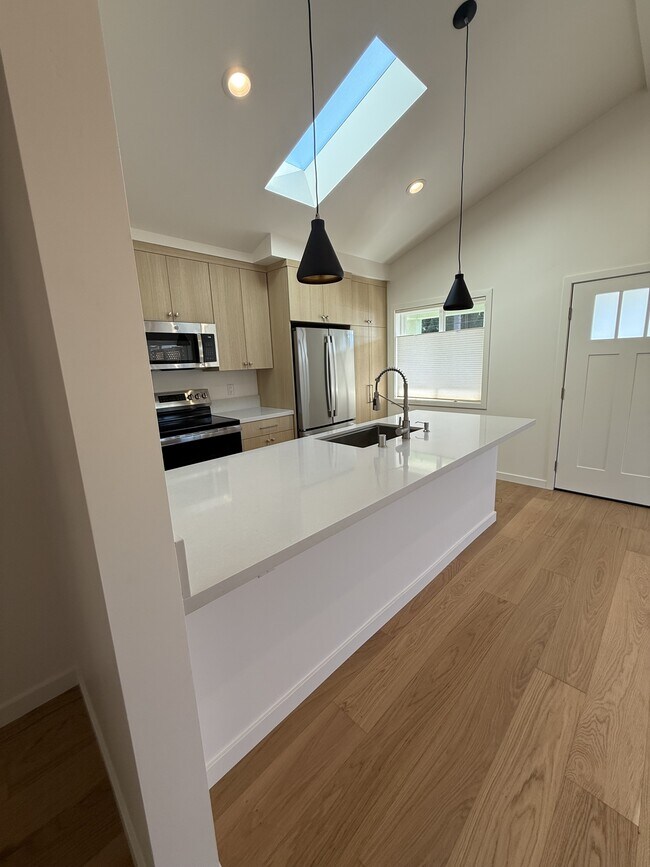 Building Photo - 1212 Chanticleer Ave
