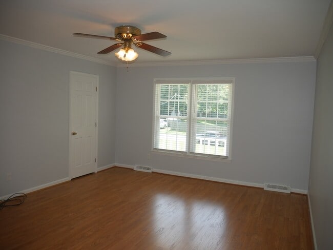 Building Photo - 124 Woodburn Pl