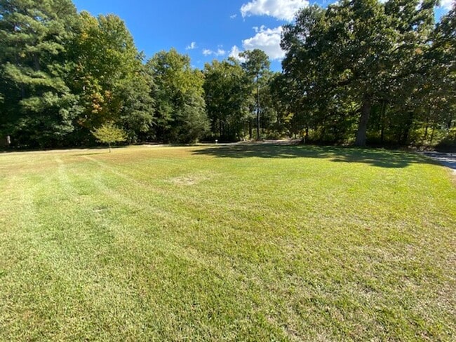 Building Photo - Rural & Adorable Rancher for Rent on large lot!