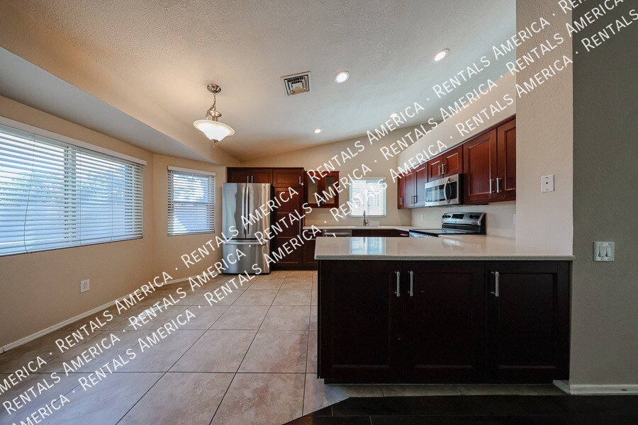 Building Photo - 4583 W Elgin St