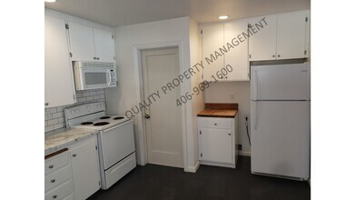 Building Photo - Beautiful 3-Bedroom Main Floor Apartment f...