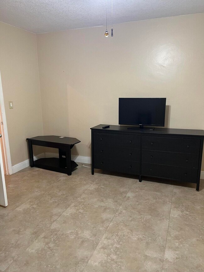 Building Photo - 2325 Garfield St