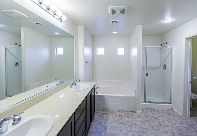 Building Photo - 4 Bedroom home located in Mountain's Edge