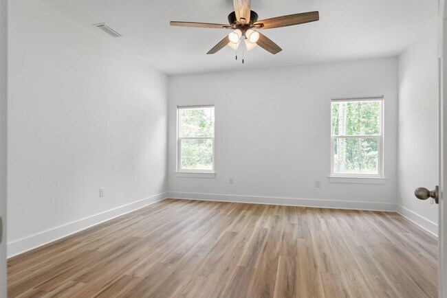 Building Photo - Spacious 3-Bedroom Home W/Office