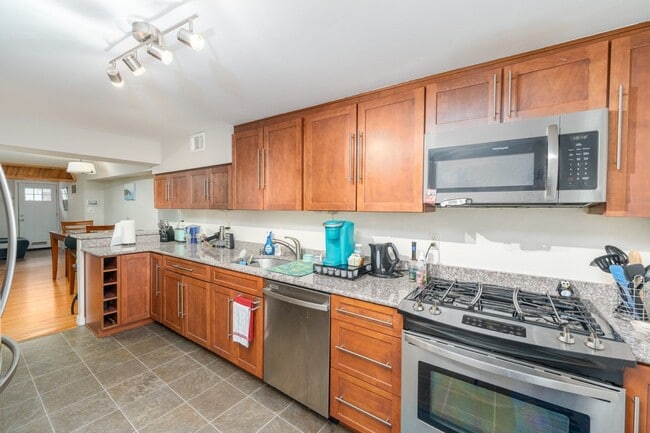 Building Photo - 1516 William St