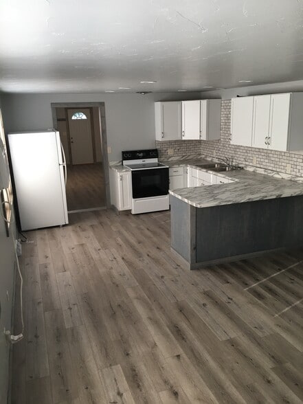 Large kitchen - 1433 Witzel Ave